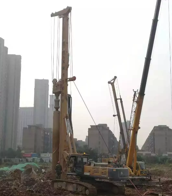 家鄉(xiāng)房建樁基礎(chǔ)施工建設的“好幫手”—徐工XR280D旋挖鉆.png