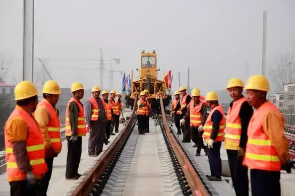出售360旋挖機(jī)，鄭萬鐵路河南段開始鋪軌.png