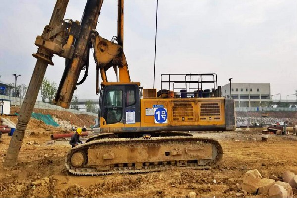 一臺(tái)中小型旋挖機(jī)，價(jià)格到底有多大差別.jpg